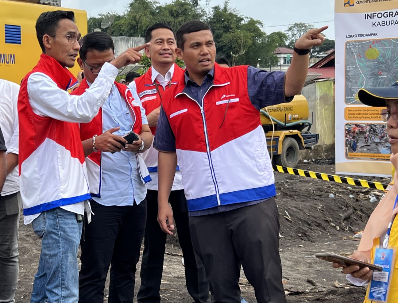 Pasca Banjir Bandang dan Lahar Dingin di Sumbar, Pertamina Patra Niaga Regional Sumbagut Dukung BBM Alat Berat Tanggap Bencana