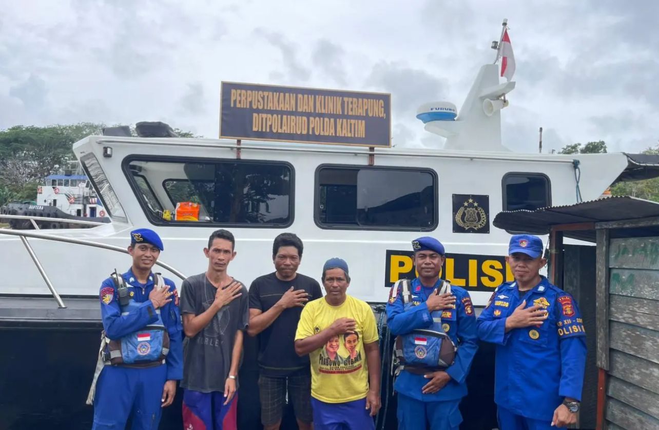 Ditpolairud Polda Kaltim Gelar Perpustakaan dan Klinik Terapung di Perairan Sungai Mahakam