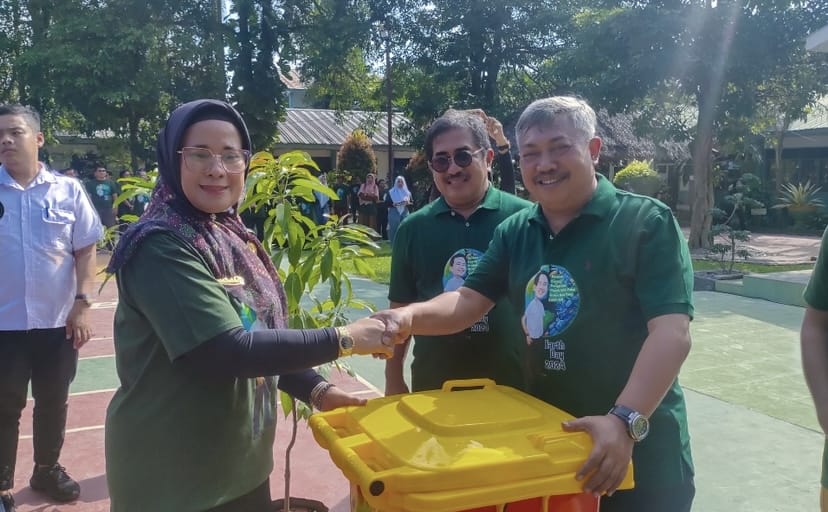 Pemko Medan Serahkan Bibit Pohon untuk Sekolah
