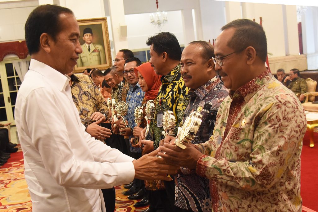 Presiden Jokowi Serahkan Penghargaan TPID Award kepada 15 Daerah di Indonesia