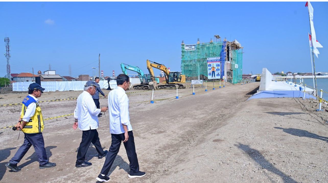 Presiden Jokowi Tinjau Proyek Pengendalian Banjir Rob di Tambak Lorok Semarang