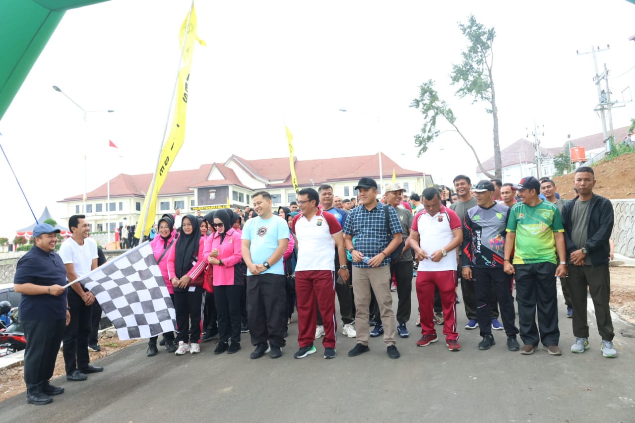 Bupati Tapsel Bersama Forkopimda Kompak Ikuti Olahraga Peringati HUT ke 78 Bhayangkara