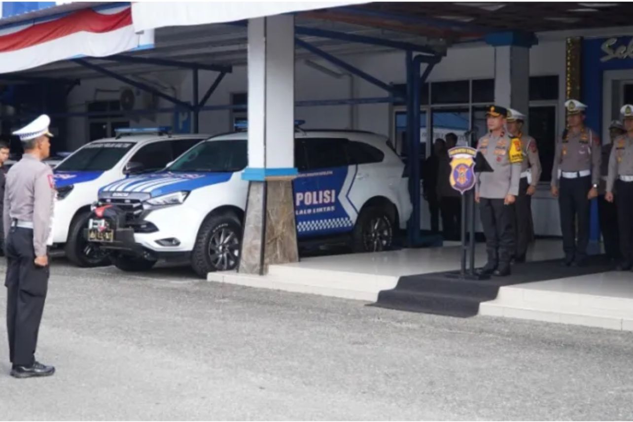 Wakapolda Kaltim Berikan Arahan dan Souvenir Kepada Personel Lantas