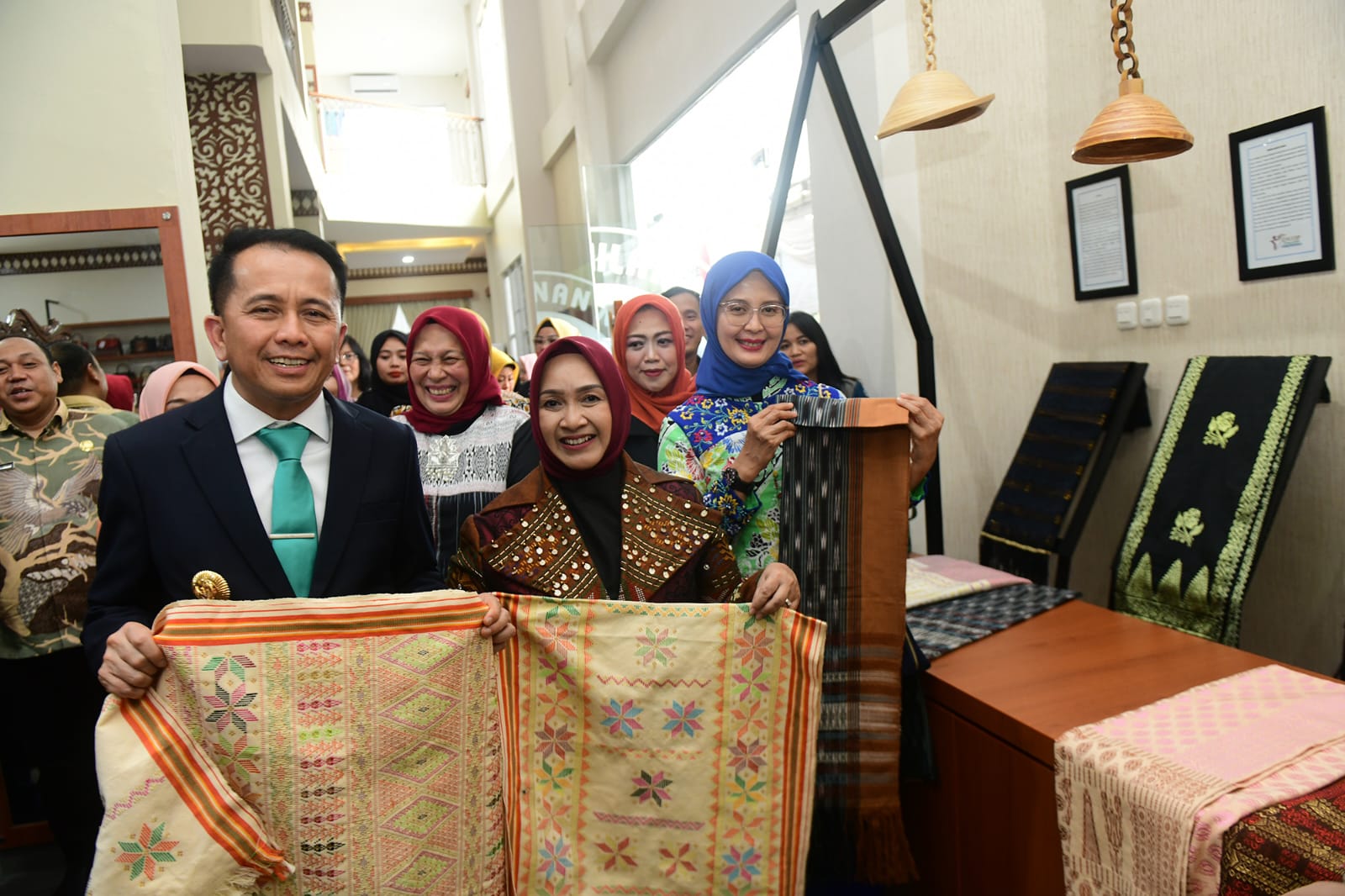 Pj Gubernur Sumut Luncurkan Galeri Kreasi Sebagai Pusat Aktivitas Pengrajin
