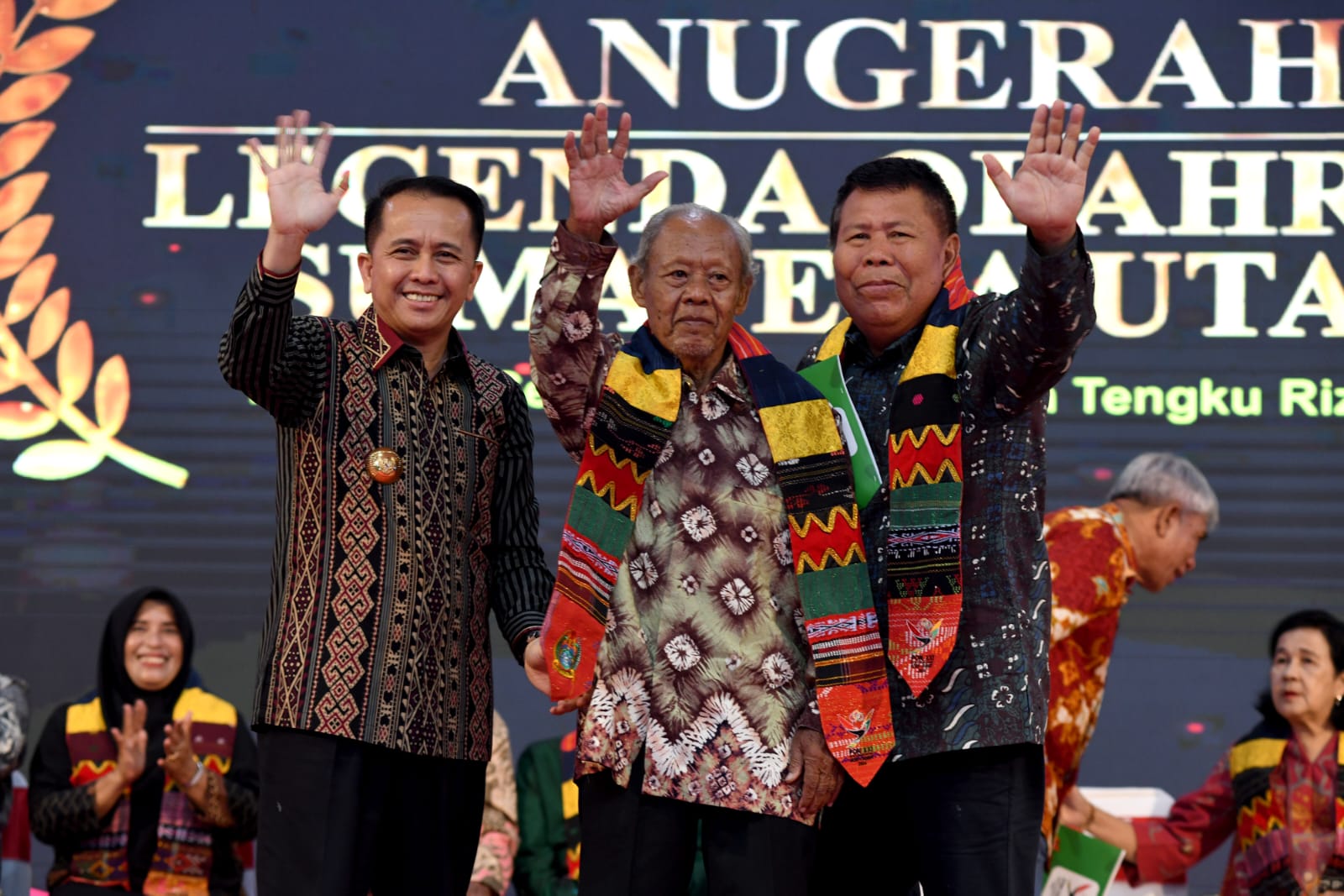 Pj Gubernur Sumut Beri Penghargaan kepada Legenda Olahraga