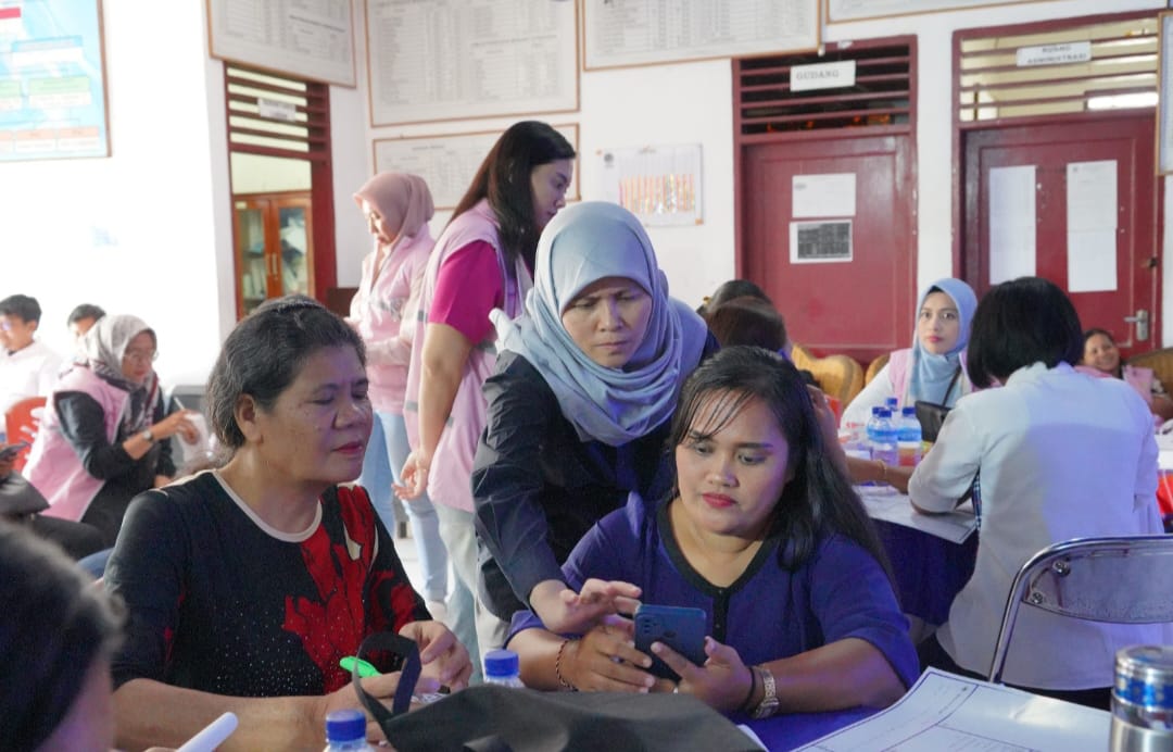 Srikandi PLN Bagi Tips Jualan Lewat PLN Mobile Kepada Pengrajin Ulos