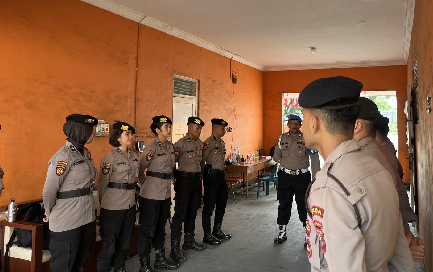 Pengawasan Personil oleh Subsatgas Propam OMP Toba 2024 di Kantor Pilkada