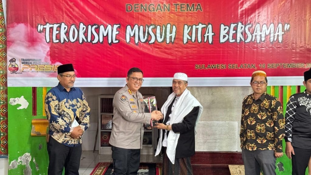 Divisi Humas Polri Edukasi Santri Maros tentang Terorisme