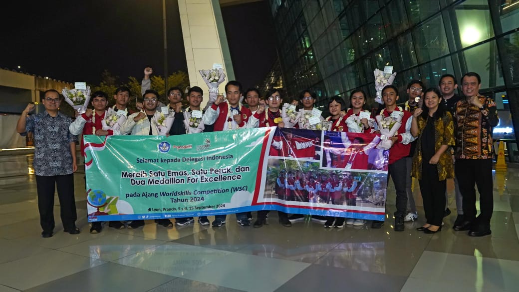 Alumni SMK dan Mahasiswa Vokasi Raih Lima Medali di WSC 2024