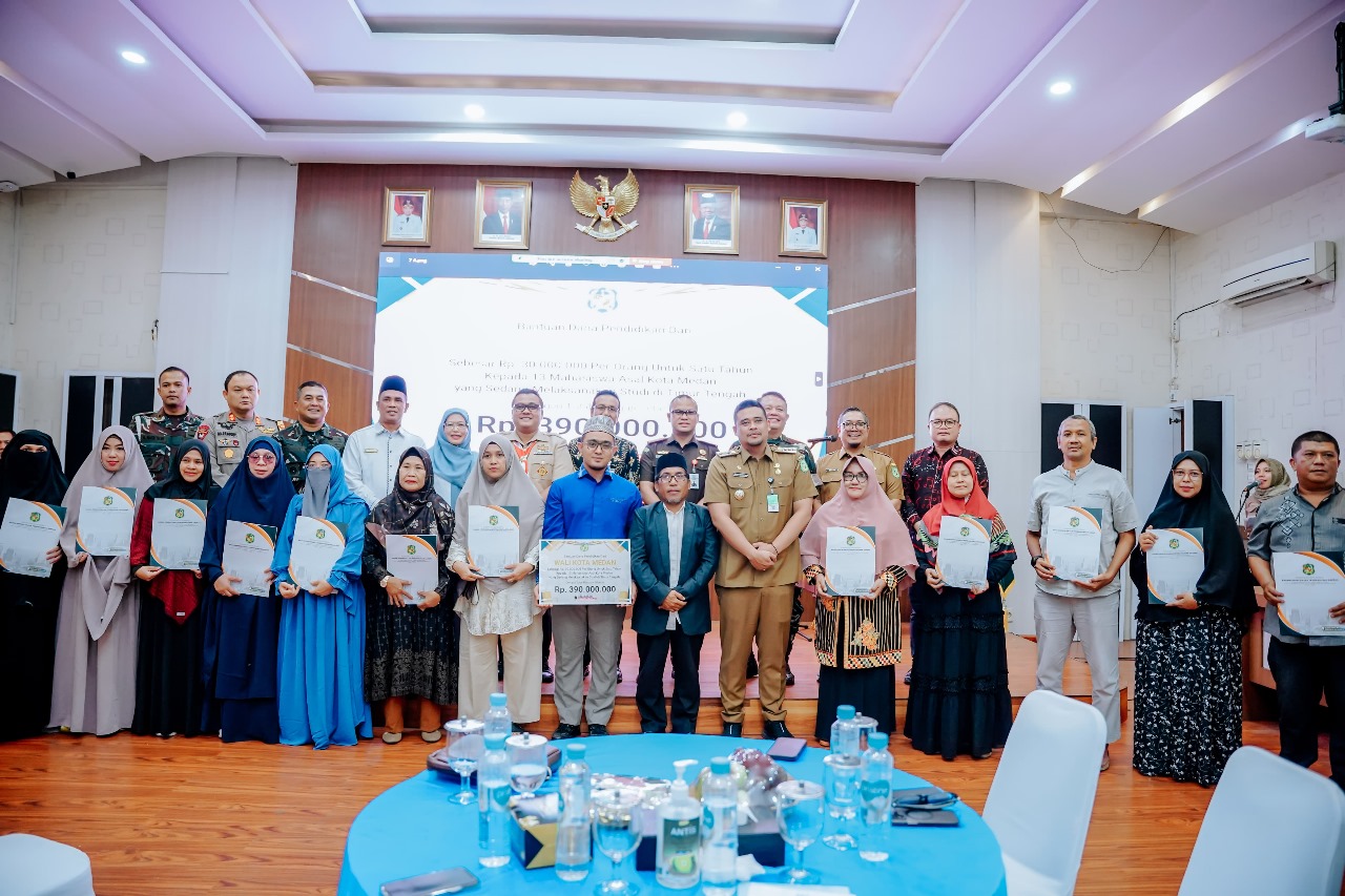 Bobby Nasution Berikan Beasiswa Rp390 Juta untuk 13 Mahasiswa Medan di Timur Tengah