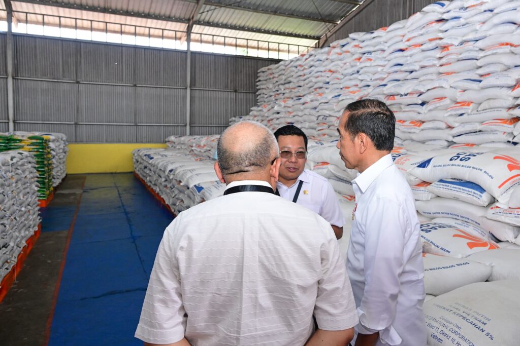 Presiden Jokowi Tinjau Ketersediaan Beras dan Serahkan Bantuan Pangan