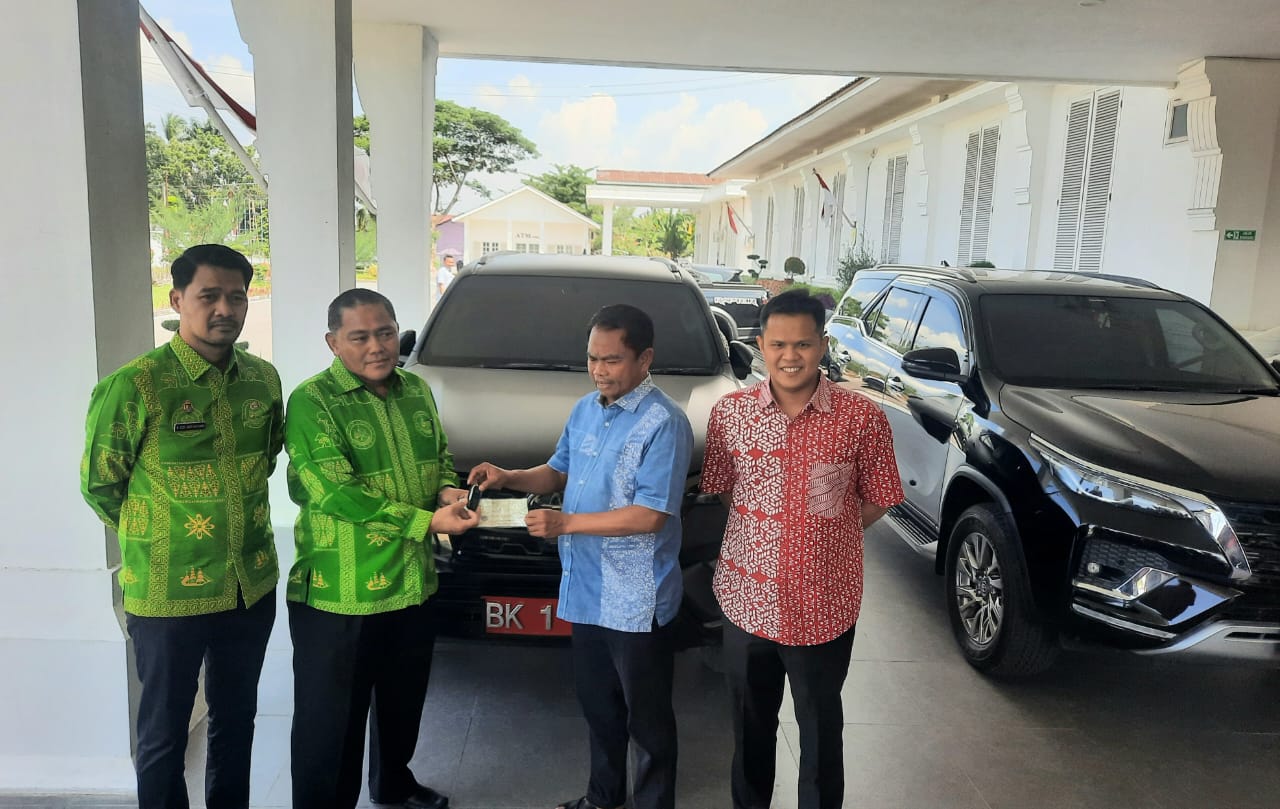 Darma Wijaya dan Adlin Kembalikan Mobil Dinas Selama Cuti