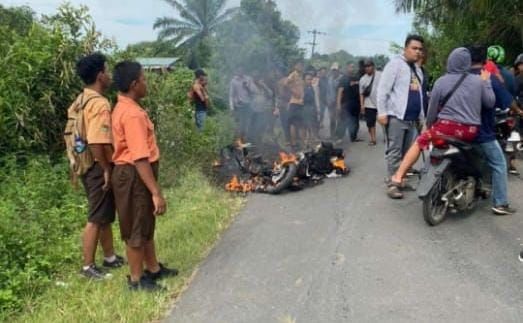Penusukan Pesepeda di Durin Tonggal: Warga Bakar Motor Pelaku Diduga Anggota Geng Motor