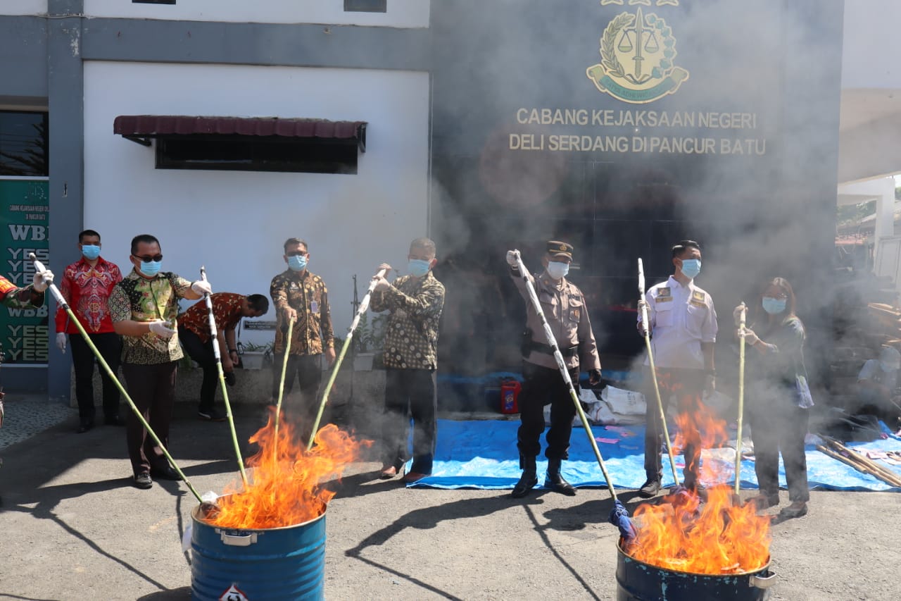 Kalapas Pancurbatu Saksikan Pemusnahan Barang Bukti di Cabjari Pancurbatu