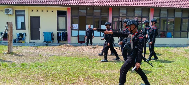Personil Brimob Polda Sumut Gelar Latihan Fisik dan Taktis