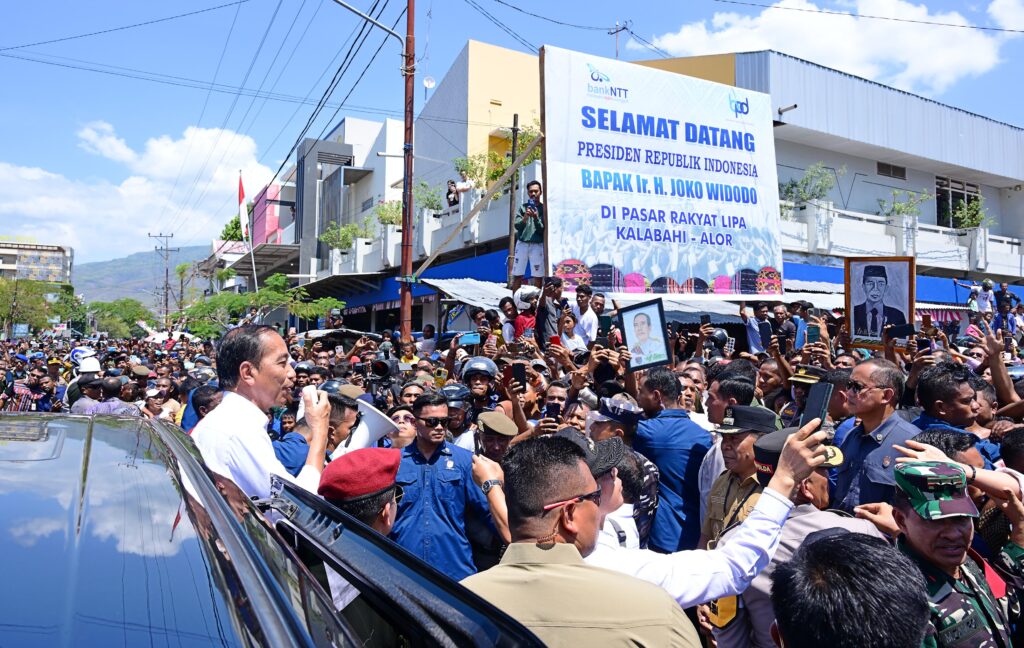 Presiden Jokowi Tinjau Harga Sembako di Pasar Rakyat Kalabahi