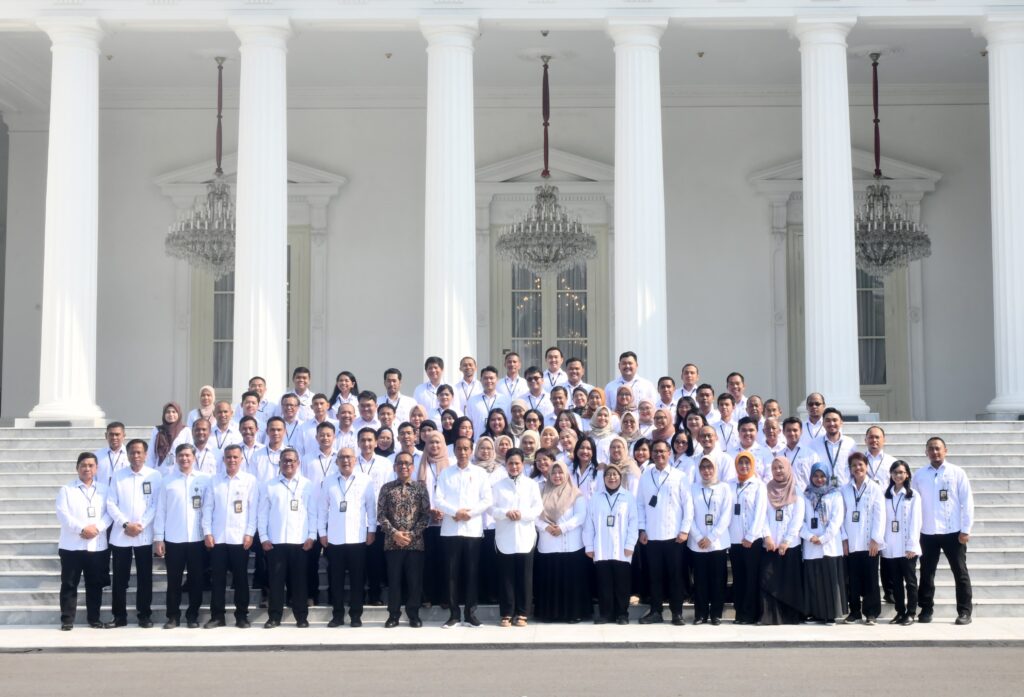 Presiden Jokowi dan Ibu Iriana Pamitan dengan Keluarga Besar Istana Jelang Akhir Masa Jabatan