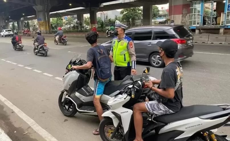 Pelanggaran Lalu Lintas: Helm dan Rambu Jadi Penyebab Utama