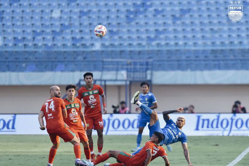 Persib Bandung Taklukkan Persebaya 2-0