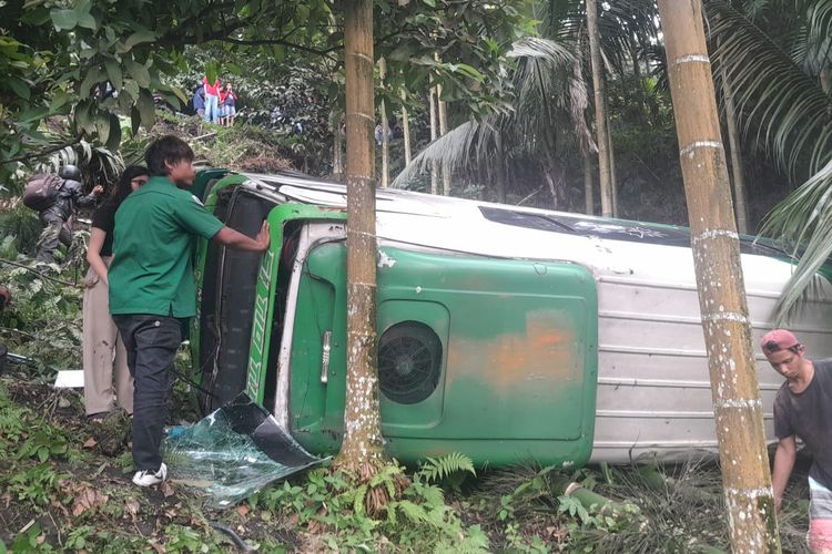 Kecelakaan Lalu Lintas di Sibolangit: Mobil Penumpang Terperosok, Tujuh Penumpang Terluka