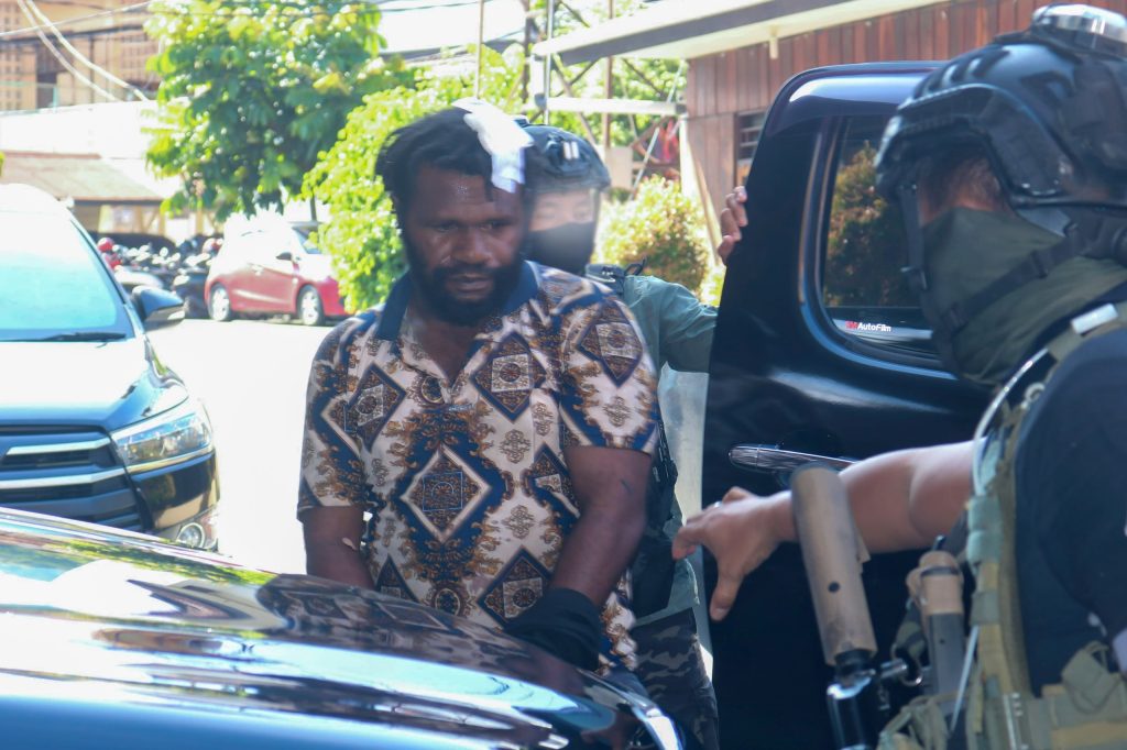 Pimpinan KKB Paniai JMY Tiba di Polda Papua, Dikawal Ketat Satgas Ops Damai Cartenz-2024