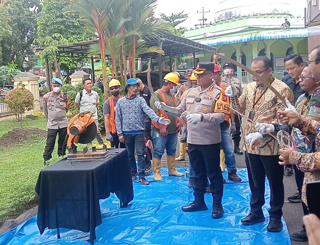 Polrestabes Medan Berantas Kejahatan: Sajam Dimusnahkan, Motor Curian Dikembalikan