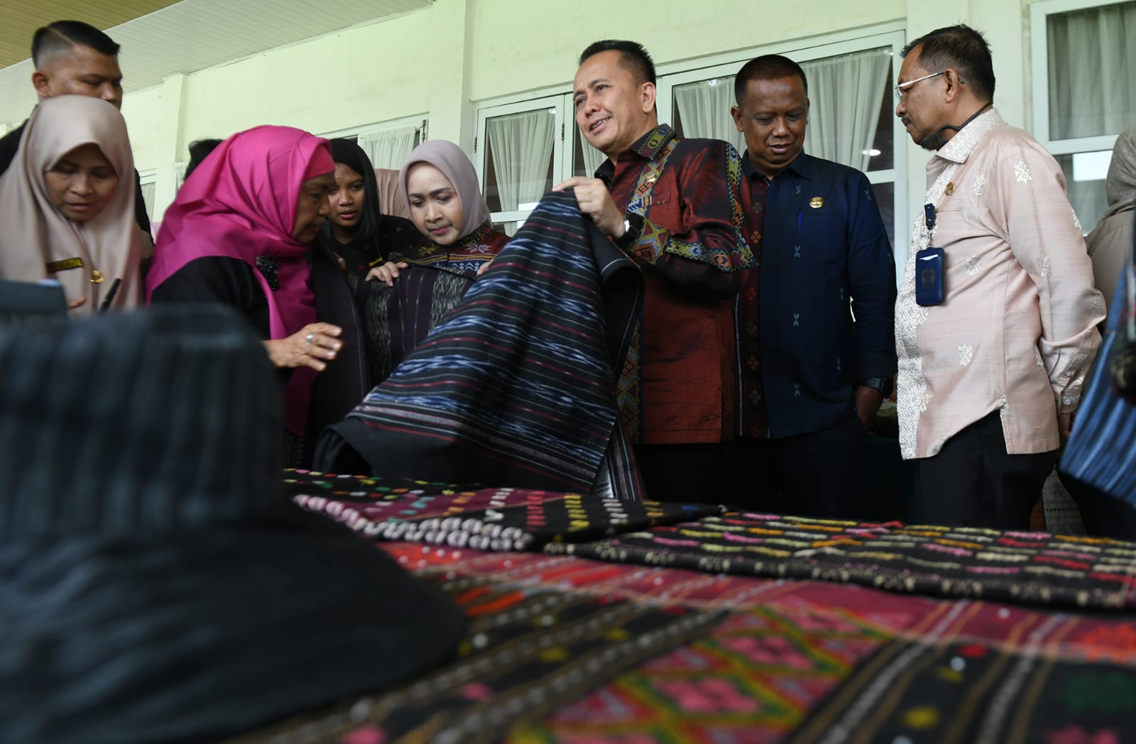 Pj Gubernur Sumut Agus Fatoni Dukung Kreativitas Anak Muda Melalui Pelatihan Menenun