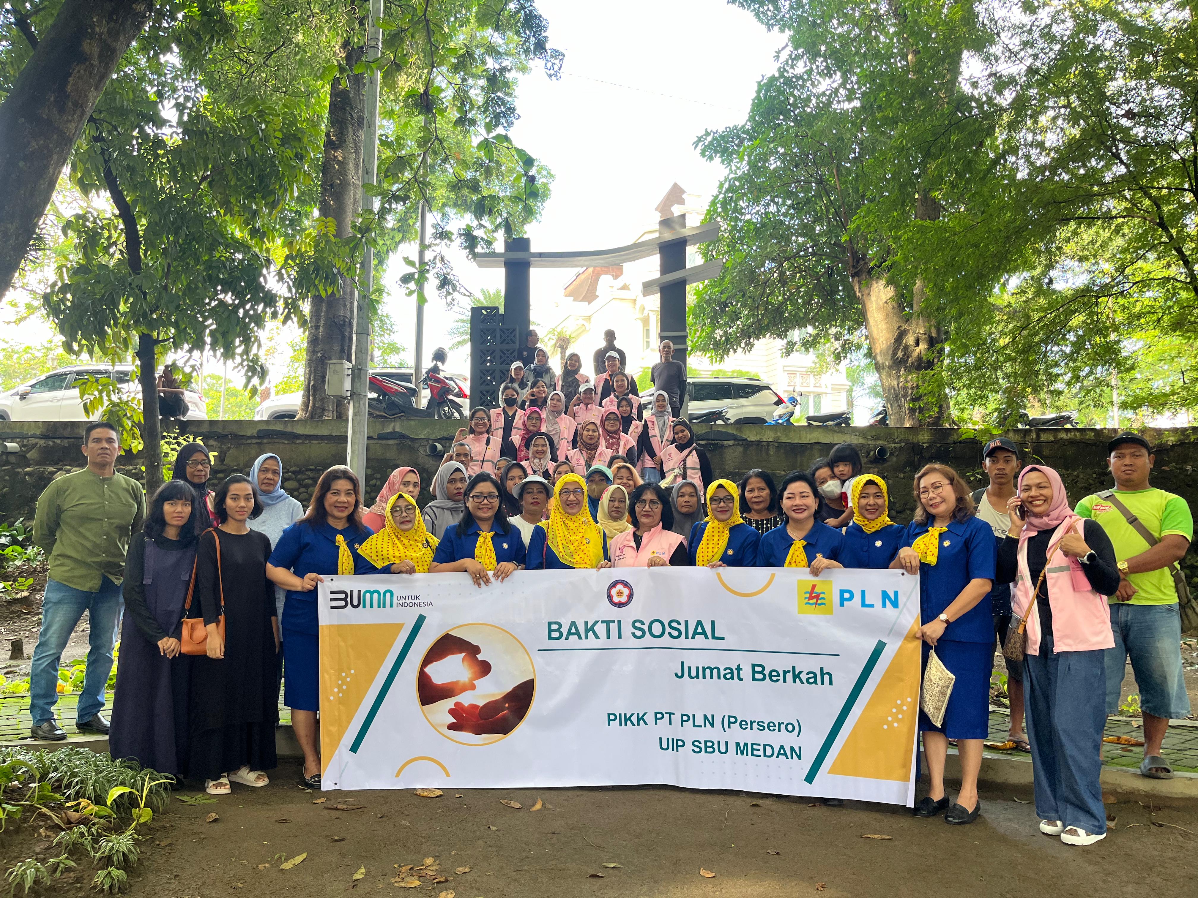 Menyambut HLN dan Hari Sumpah Pemuda, Srikandi PLN dan PIKK Gelar Aksi Sosial Berbagi Nasi Kotak di Kawasan Polonia