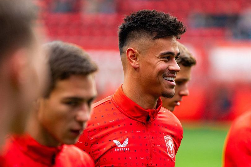 Mees Hilgers Kembali Tampil Sebagai Starter, Twente Imbang 2-2 Melawan Ajax