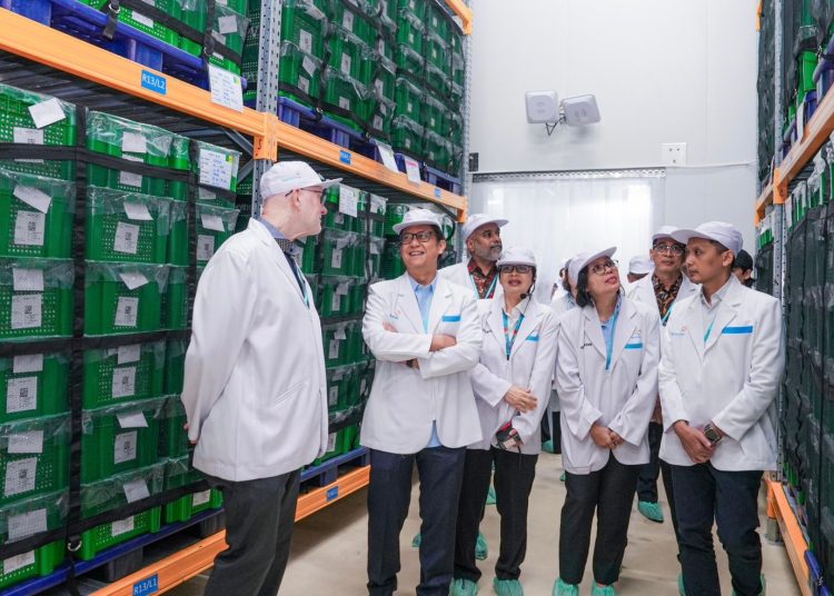 Menkes dan Perwakilan Bill Melinda Gates Foundation Tinjau Produksi Vaksin Polio di Biofarma