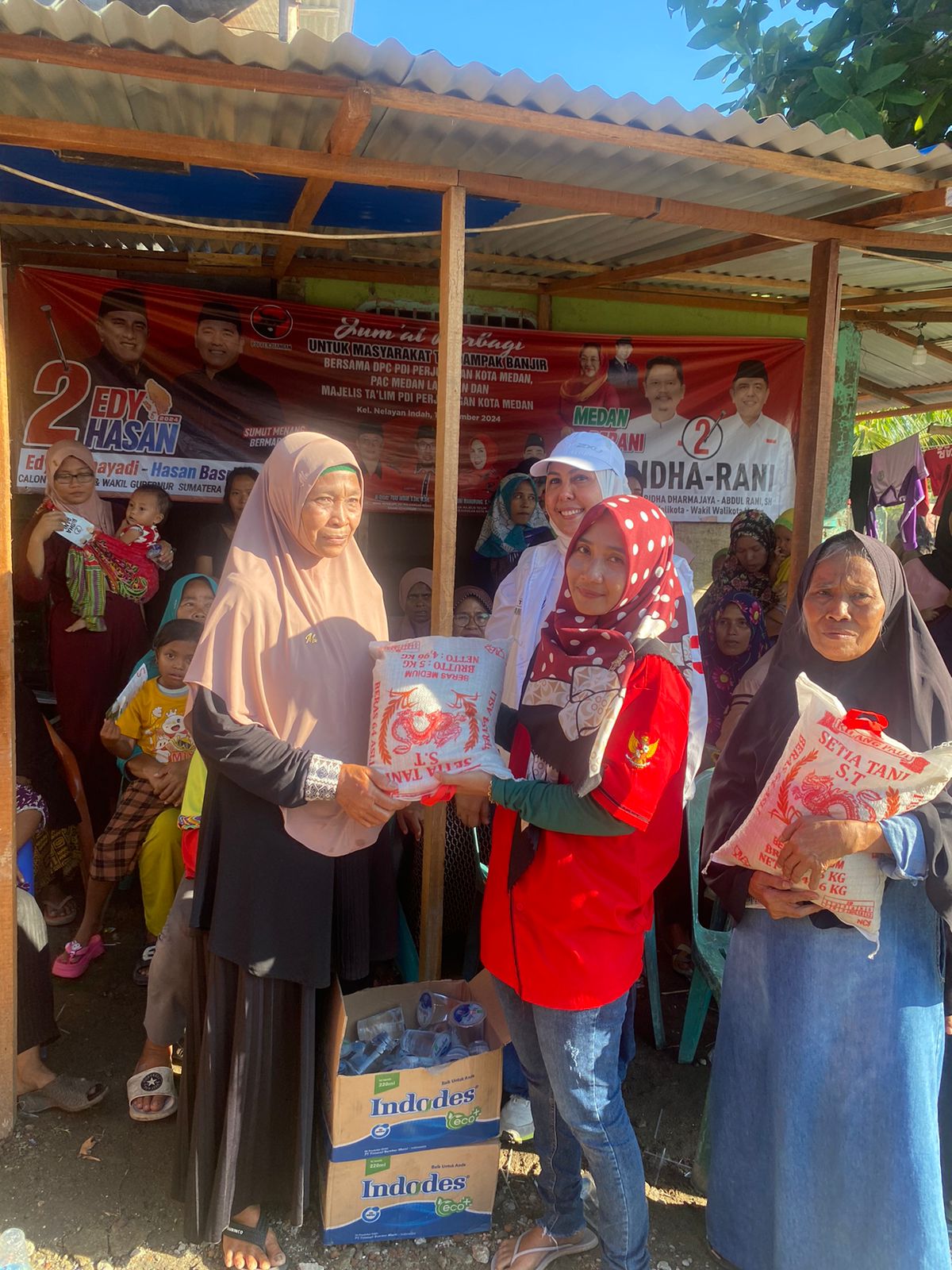 Bantu Warga Terdampak Banjir, DPC PDIP Serahkan Bantuan di Nelayan Indah