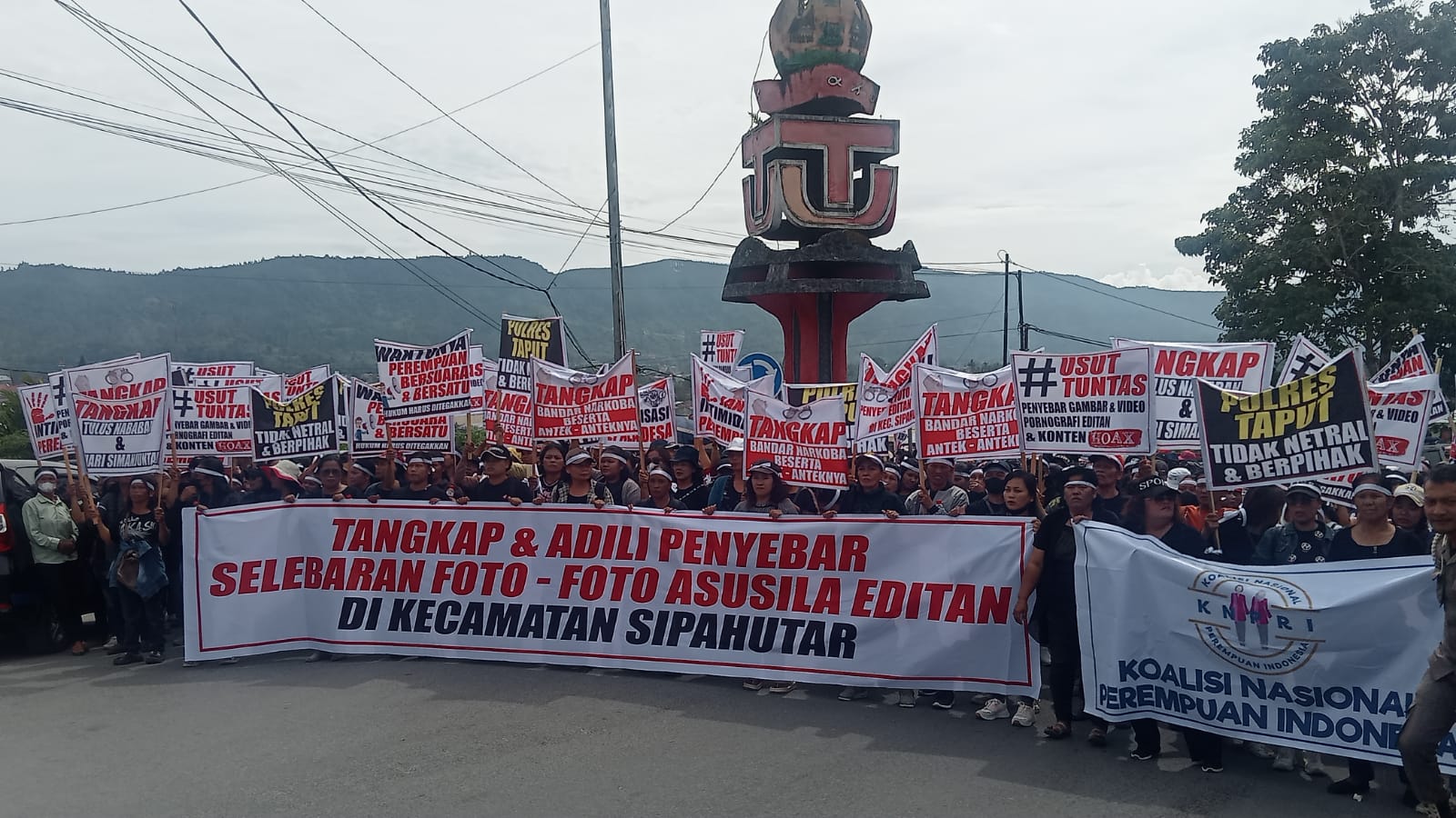 Ratusan Kaum Perempuan Demo di Polres Taput, Tangkap Penyebar dan Pengedit Video Porno