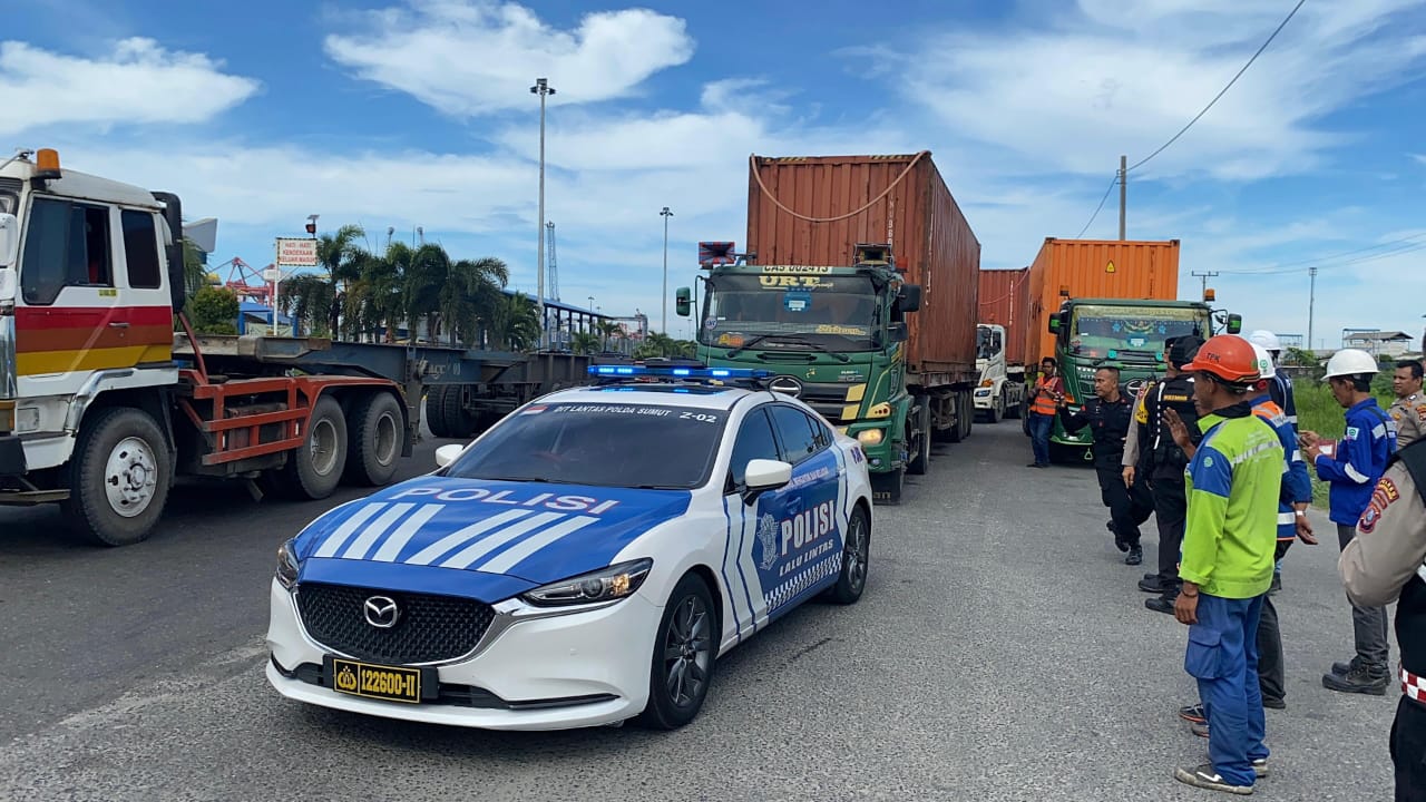Polda Sumut Kawal Distribusi Logistik Aquabike Menuju Danau Toba