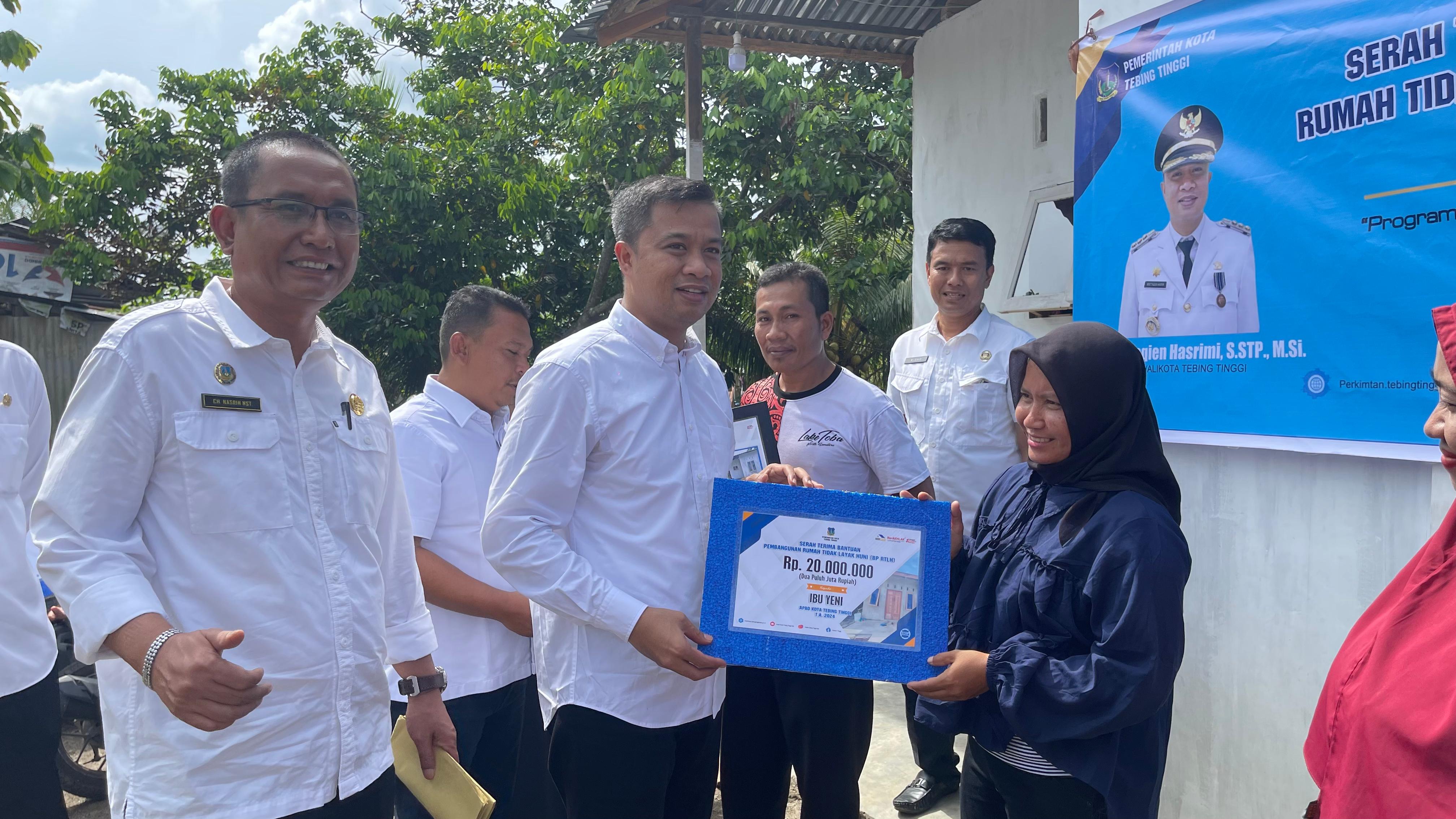 Pj Wali Kota Tebingtinggi Bantu 39 Keluarga Kurang Mampu Melalui BP-RTLH