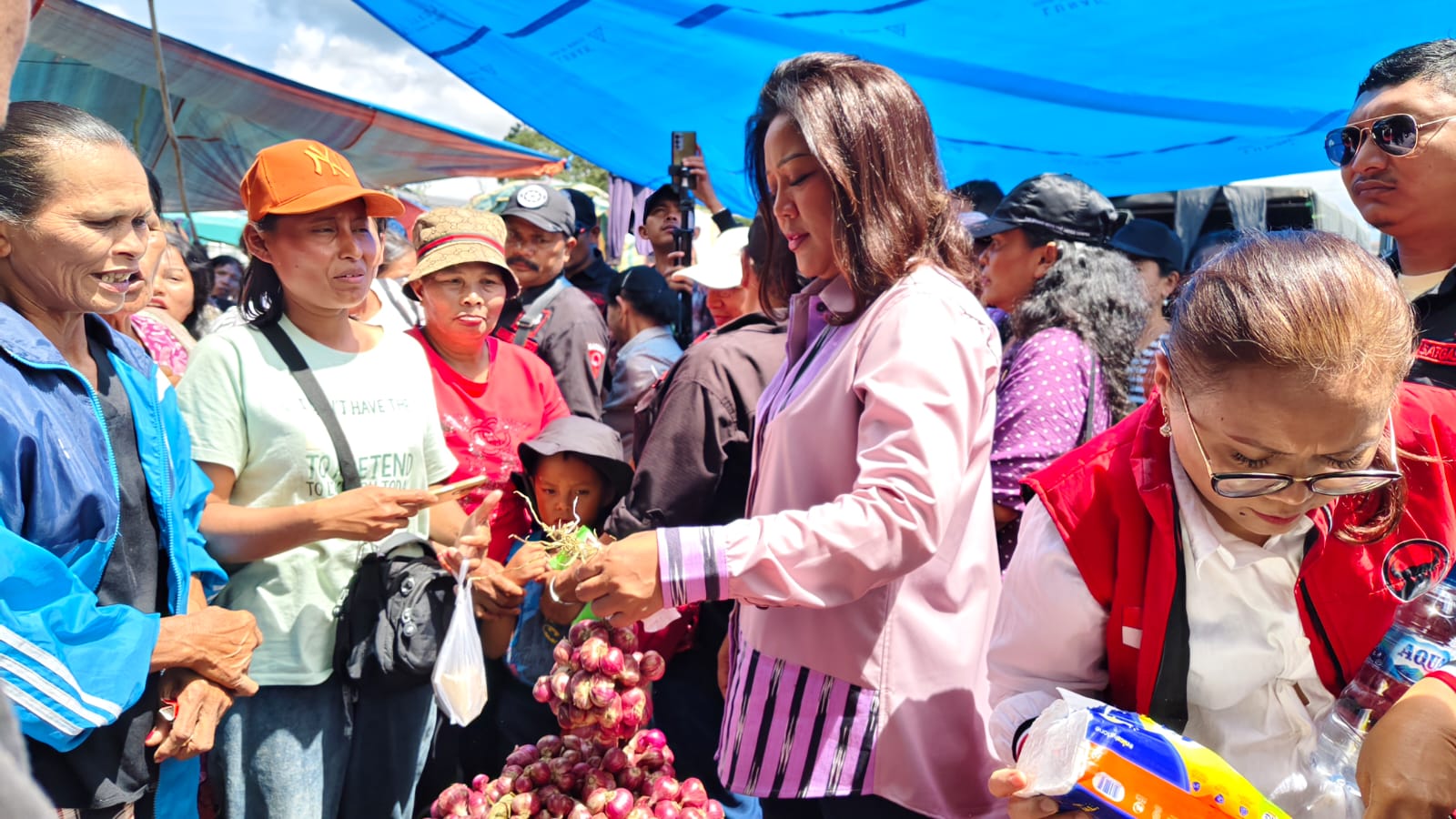Satika Simamora Borong Sembako dan Ikan di Pekan Sipahutar