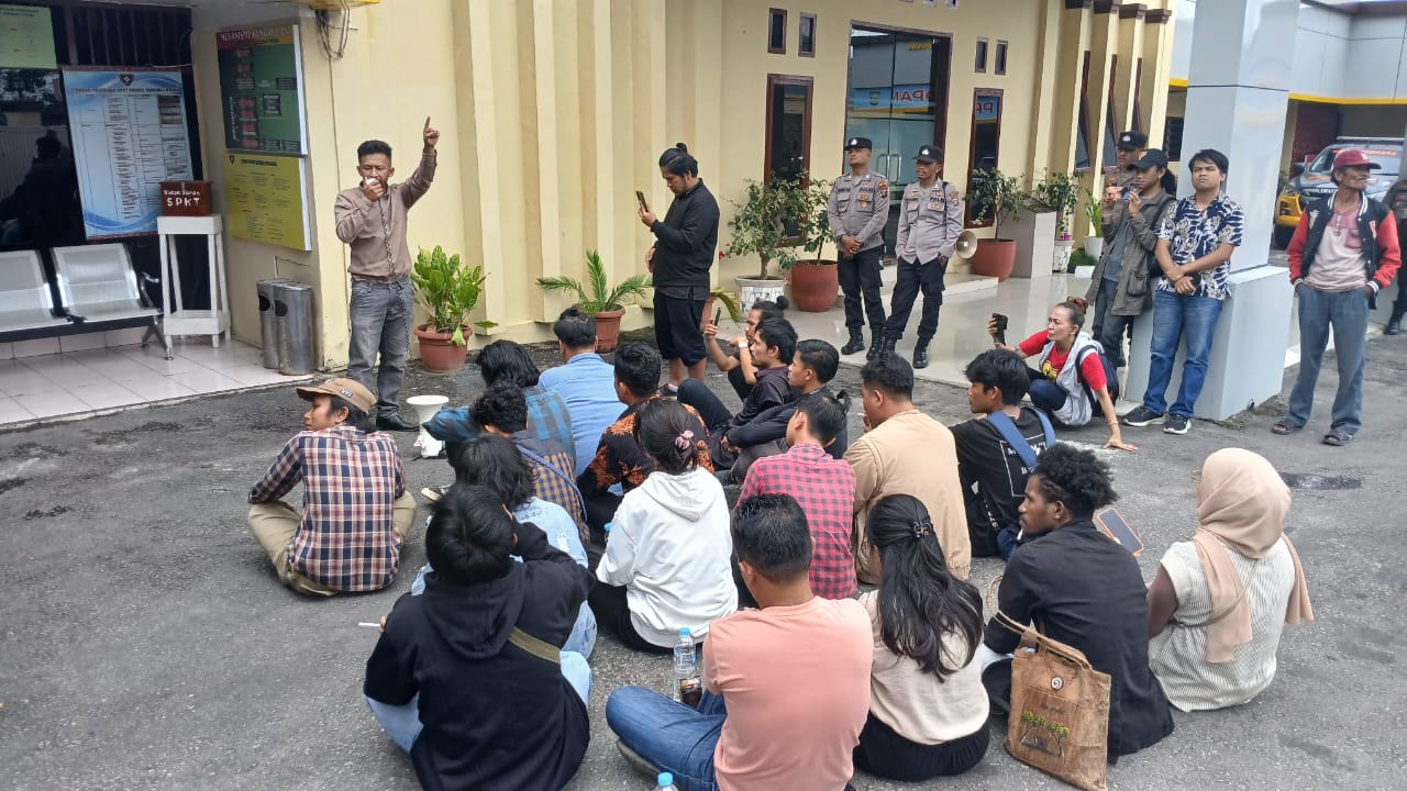 Demo di Mapolres Taput Ricuh, Massa Minta Tahanan Dibebaskan