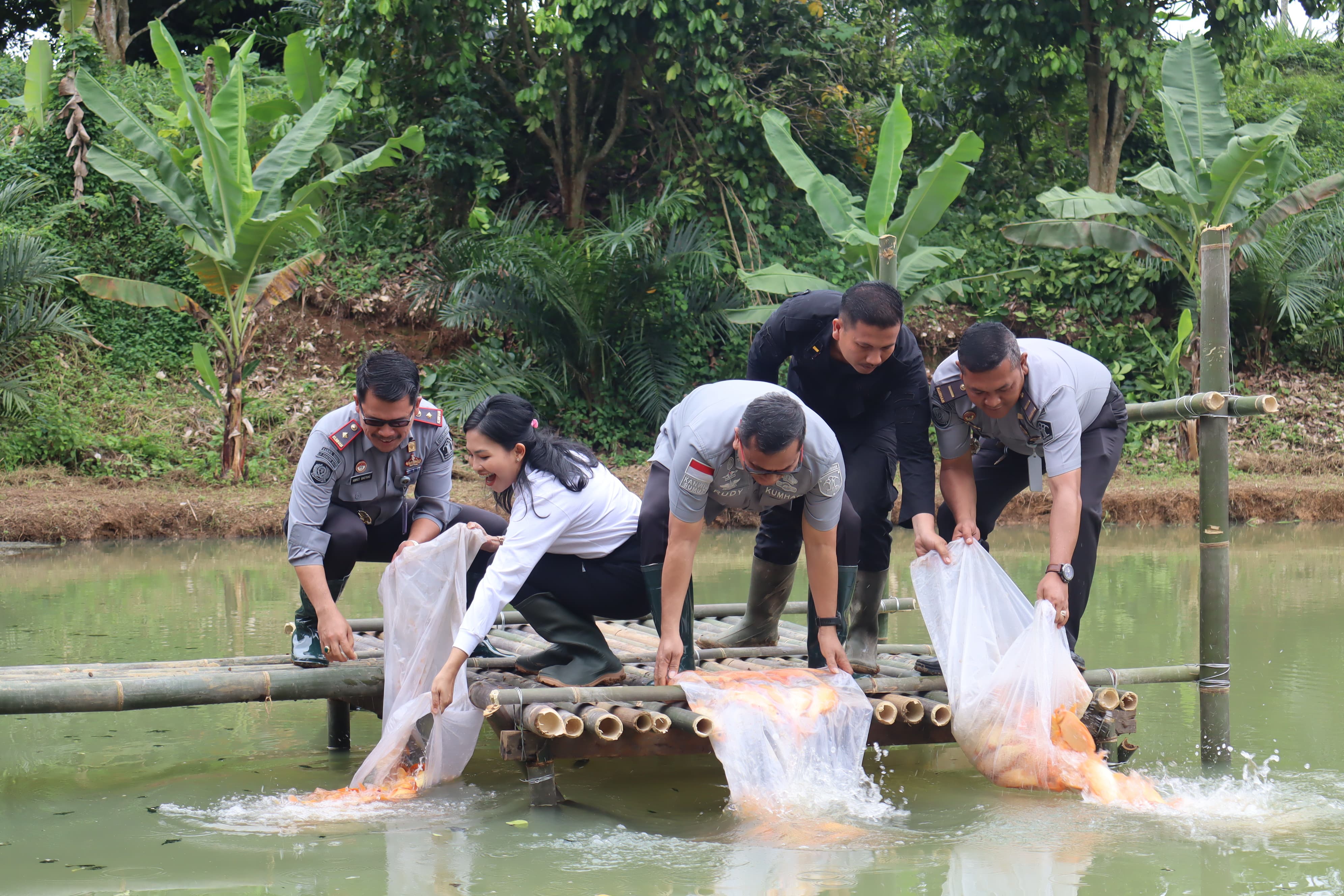 Dukung Ketahanan Pangan, Lapas Pancurbatu Tabur 2.500 Benih Ikan Mas