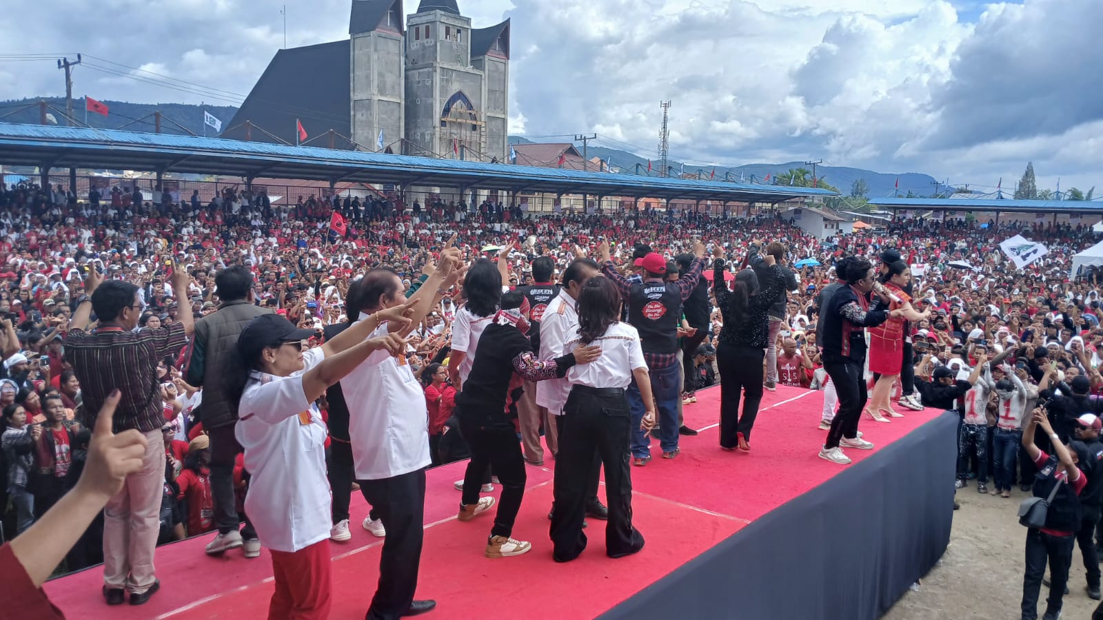 Puluhan Ribu Massa Hadiri Kampanye Akbar Satika-Sarlandy, Dihadiri Jurkamnas Adian Napitupulu dan Sukur Nababan