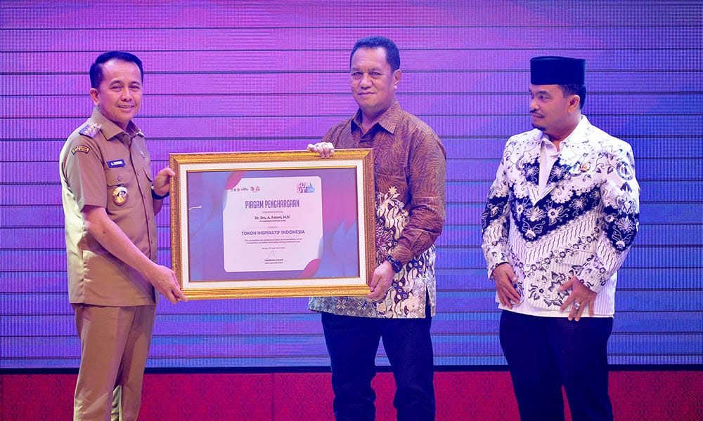 Agus Fatoni Terima Penghargaan Sahabat Guru dari PGRI Sumut