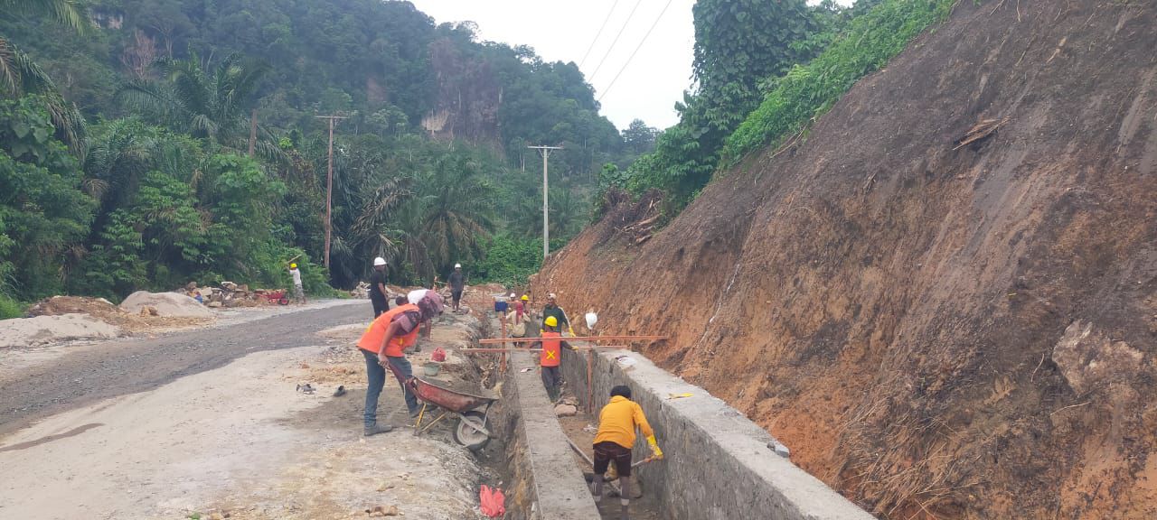 Jelang Natal dan Tahun Baru, PLN Kebut Perbaikan Jalan Batu Mamak – Pos 8 di Lokasi Proyek PLTA Asahan 3