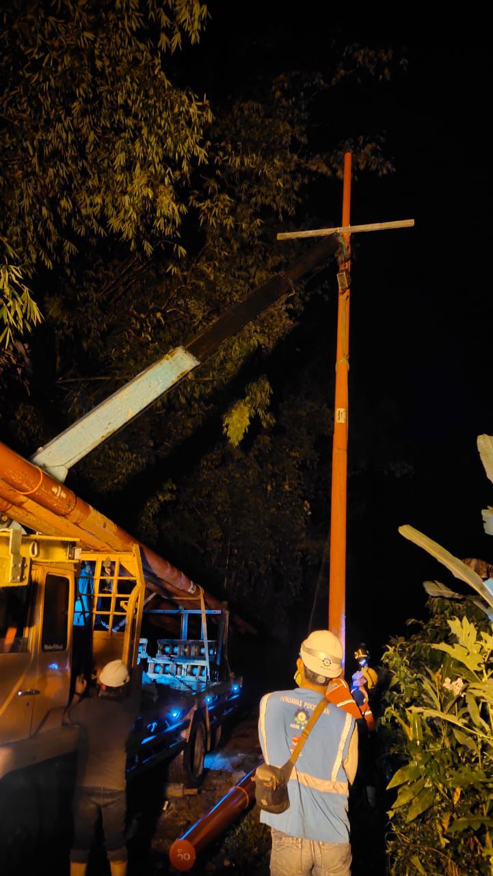 Petugas PLN Segera Memperbaiki Gangguan Listrik Akibat Tanah Longsor di Karo
