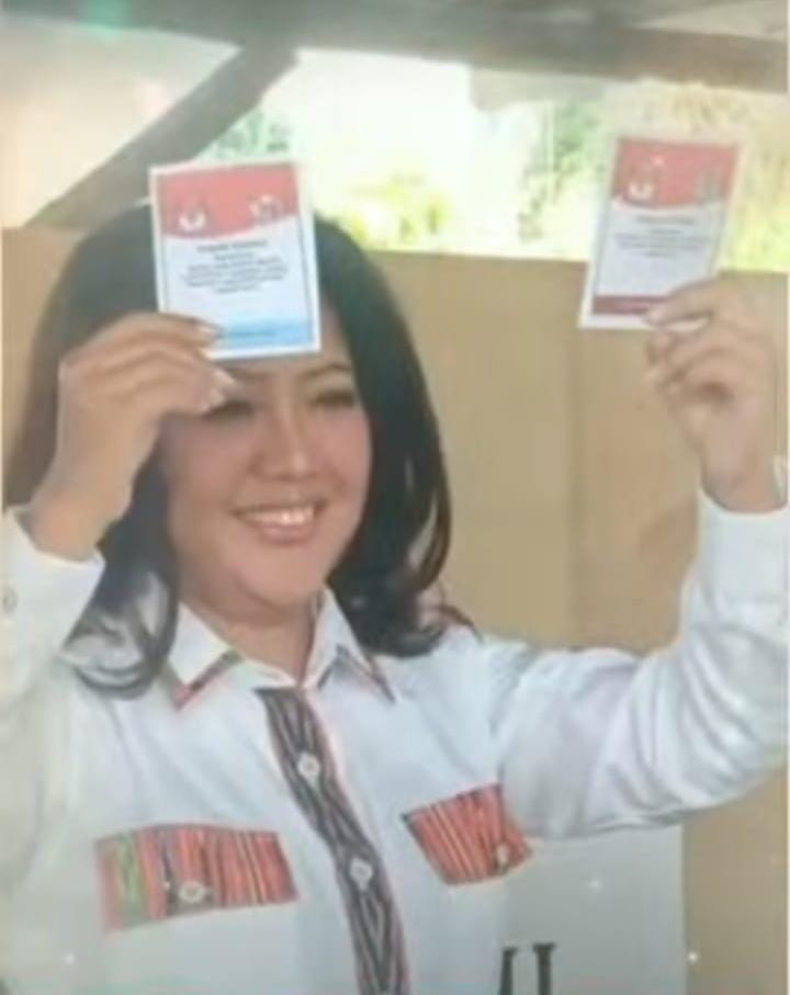 Calon Bupati Taput Nomor Urut 01 Satika Simamora Memilih di TPS 2 Sipoholon