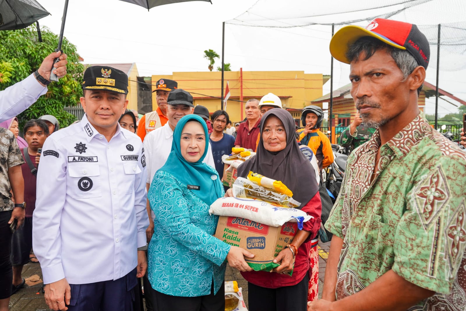 Tinjau Banjir di Deliserdang, Pj Gubernur Sumut dan Pj Ketua PKK Salurkan Bantuan