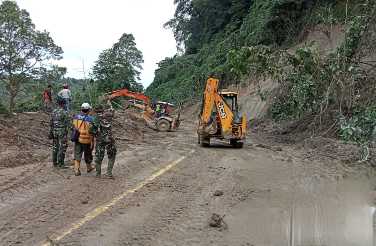 Jalan Longsor di Sibolangit Masih Ditutup, Tim Tanggap Darurat Fokus Pembersihan