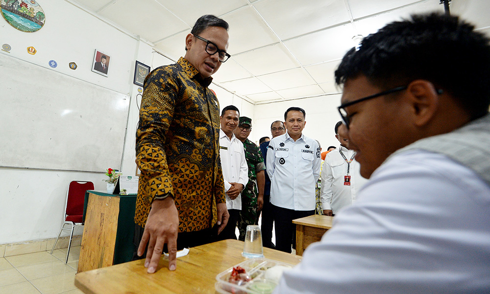 Gerakan Makan Sehat Bergizi dan Sekolah Ramah Anak Dilangsungkan Pj Gubernur Sumut Agus Fatoni dan Wamendagri