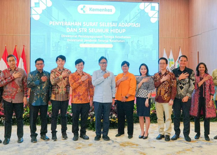 Surat Selesai Adaptasi dan STR Seumur Hidup Diserahkan Kemenkes untuk Dokter Spesialis WNI Lulusan Luar Negeri