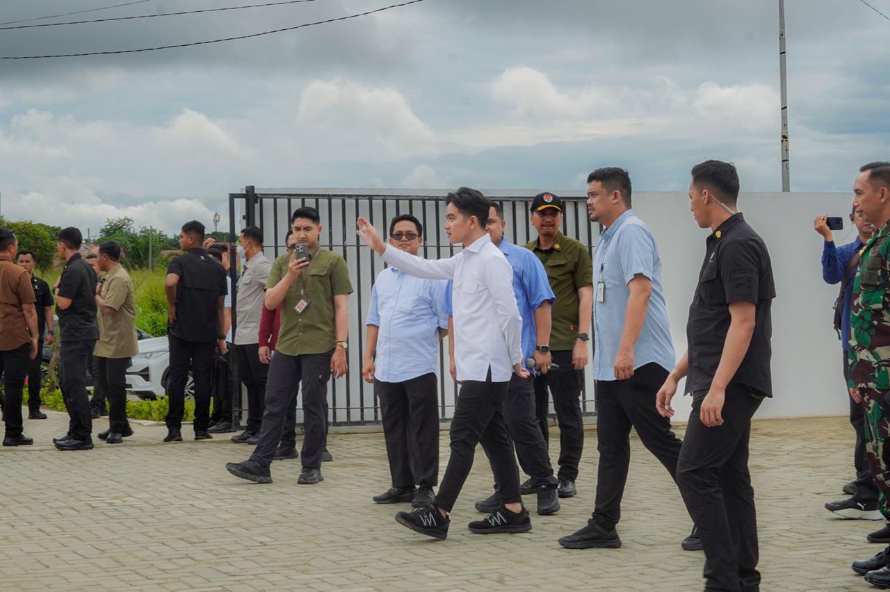 Wapres Gibran Disambut Meriah Warga dan Pelaku UMKM saat Tinjau Kolam Retensi Martubung