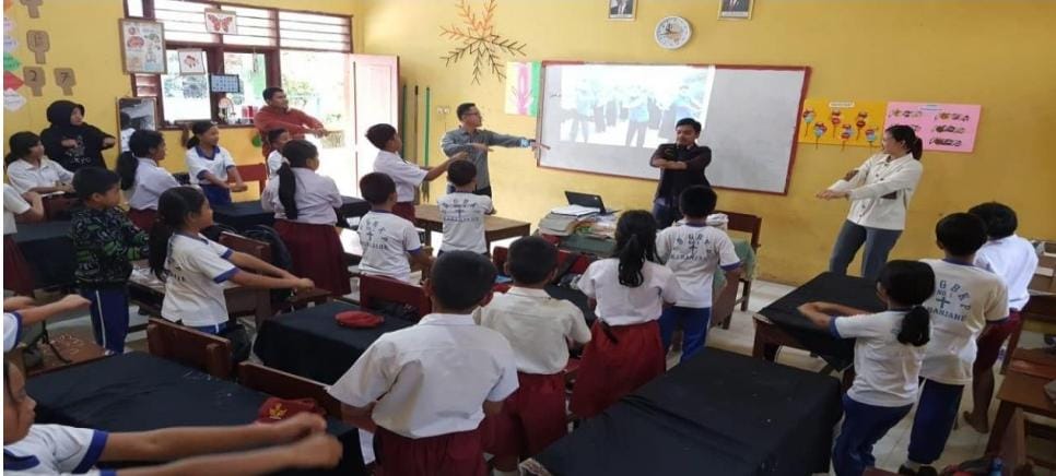 Pengenalan Pendekatan Saintifik dalam Pendidikan Jasmani oleh Universitas Quality Berastagi di SD Swasta Masehi Kabanjahe