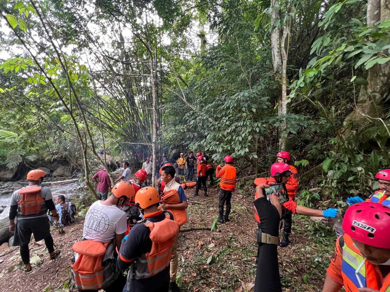 Sinergi Polri dan Masyarakat Sukseskan Evakuasi Korban Longsor Desa Martelu, Polda Sumut Beri Apresiasi