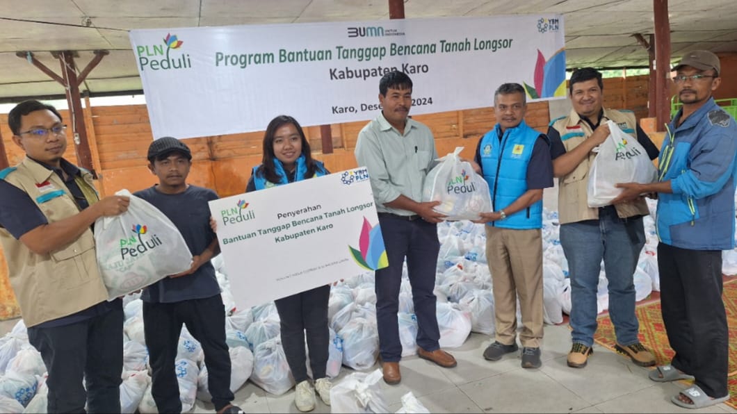 Manager PLN UP3 Bukit Barisan Ramses Hutajulu Serahkan Bantuan Tanggap Darurat dan Bantuan Tali Kasih Natal